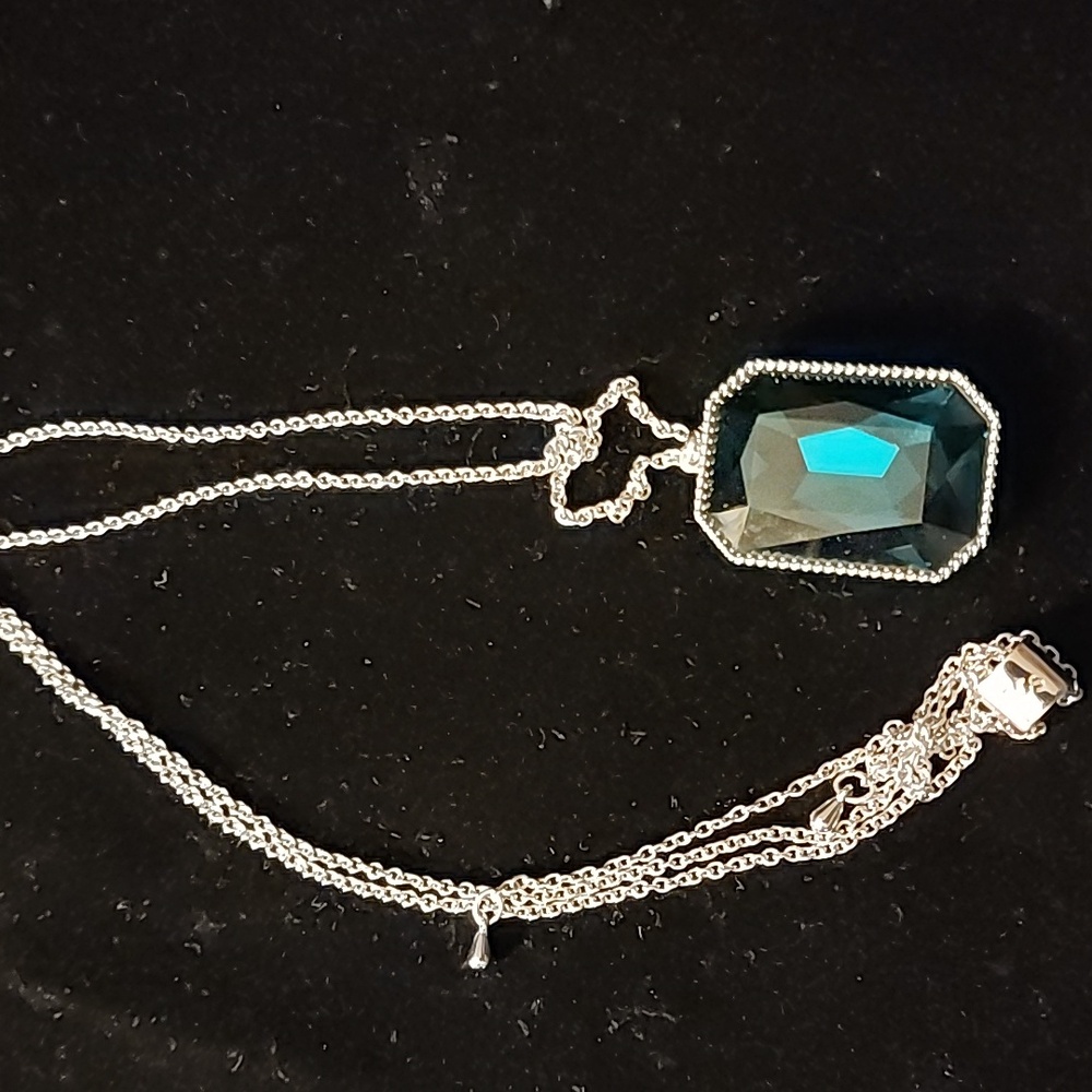 Swarovski Touchstone Emerald Larage Pendant Necklace with long adjustable chain - Picture 2 of 2